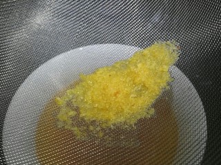 香炸鸡中翅,炸鸡翅的油用细筛过滤一下。