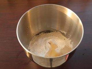 卡仕达奶油巨蛋包,将除黄油外所有材料混合，启动揉面，起筋膜时加入黄油继续揉
