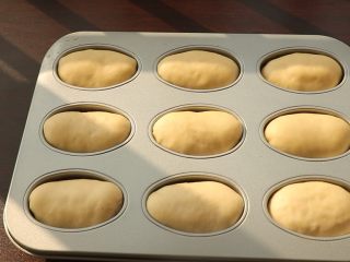 卡仕达奶油巨蛋包,明显胀大即可取出来，预热烤箱，预热完毕，放入烤箱中层，160度25分钟