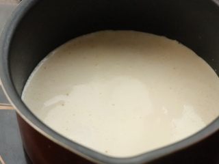 卡仕达奶油巨蛋包,将以上溶液过筛入奶锅
