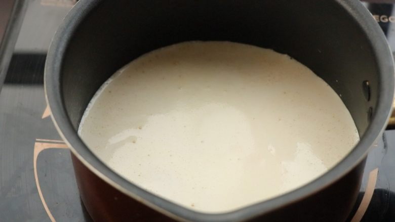 卡仕达奶油巨蛋包,将以上溶液过筛入奶锅