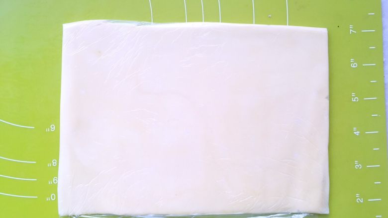网红脏脏包,保鲜袋对折，之后用擀面杖将黄油擀成同等厚度，入冰箱冷冻