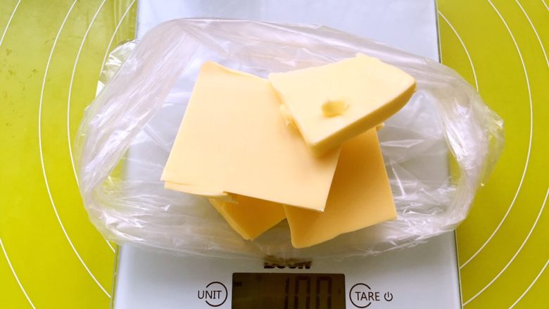 网红脏脏包,用中号保鲜袋装入软化的黄油