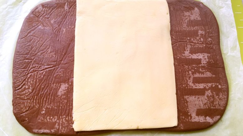网红脏脏包,取出冷冻的黄油，用剪刀裁开，放在可可面片中间