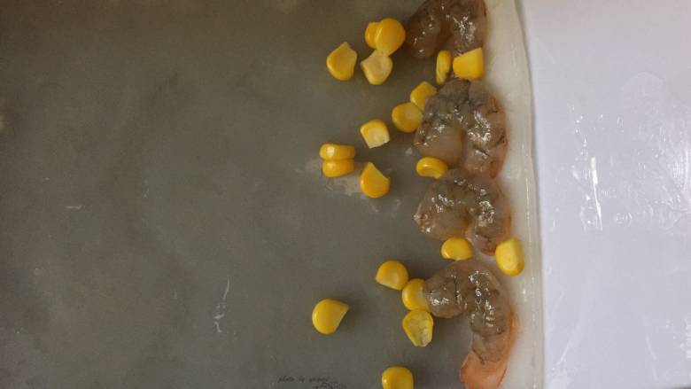 虾仁肠粉,上锅蒸凝固，约一分钟后，加入虾仁、玉米粒