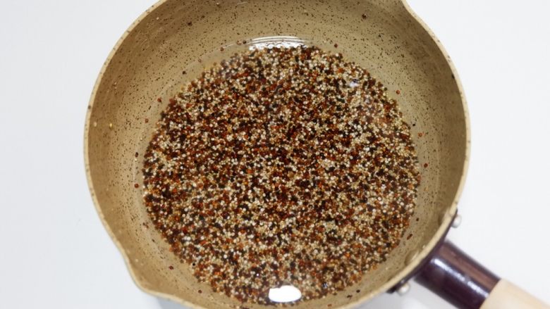 三色藜麦沙拉蛋卷,放入锅中加入高出藜麦一指的水，大火煮开后转小火焖煮15分钟，锅内水基本干燥就可以了