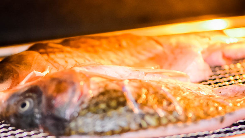 烤鱼,腌制好的鱼，放入烤箱网盘中，烤箱200度，烤10分钟。
