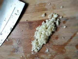 蒜蓉金针菇,蒜切碎