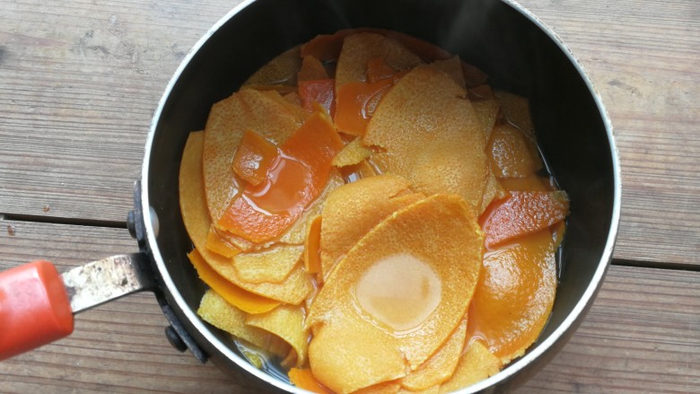 糖渍橙皮丁,煮好的橙皮