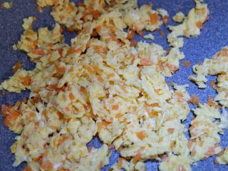 心心相印胡萝卜炒蛋,尽量将鸡蛋炒碎一点，炒好的鸡蛋装盘备用