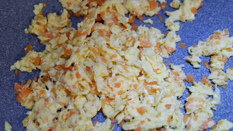 心心相印胡萝卜炒蛋,尽量将鸡蛋炒碎一点，炒好的鸡蛋装盘备用