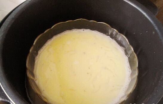 💕🌱银鱼鸡蛋羹🌱💕,4:如图 高压锅煮米饭时，在米上加水，将碗放入高压锅中，加压5分钟