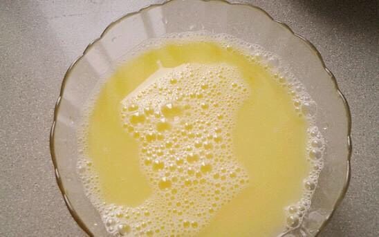💕🌱银鱼鸡蛋羹🌱💕,2:如图 、将鸡蛋打入碗中，加入适量食盐，将鸡蛋充分搅拌成鸡蛋液，加入适量温水