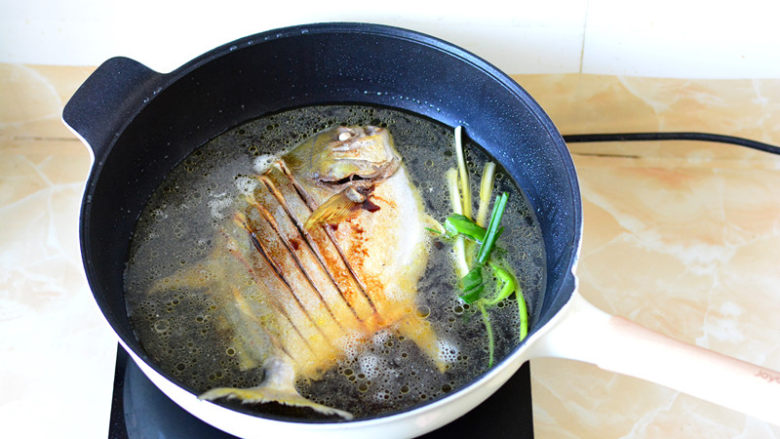 红烧鲳鱼,水要足够多最好能没过鱼，小火煮至熟透，

