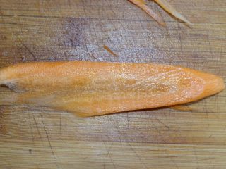 胡萝卜核桃鸡肉卷,胡萝先切成厂的薄片