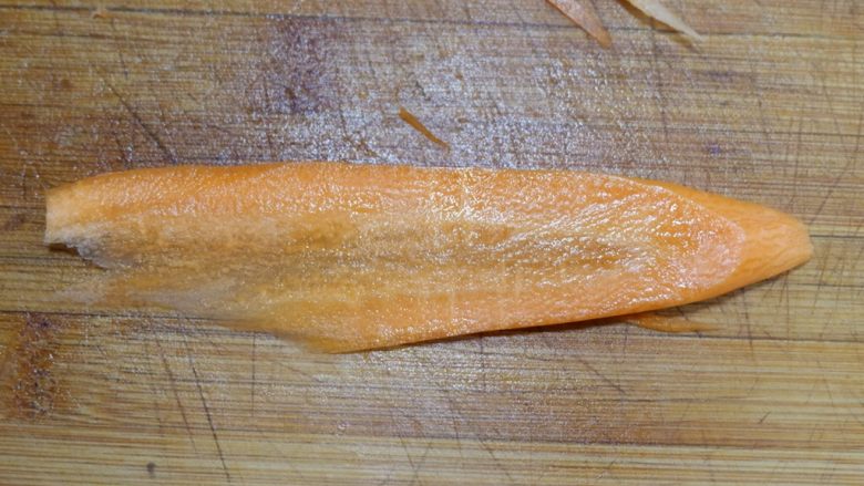胡萝卜核桃鸡肉卷,胡萝先切成厂的薄片