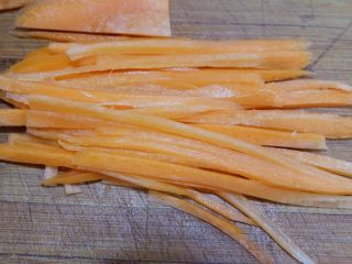 胡萝卜核桃鸡肉卷,在切成丝