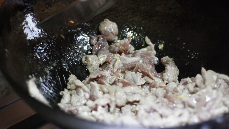超爽口的滑溜里脊,热锅冷油，油热后先将腌制好的里脊肉片倒入锅中，翻炒至七分熟盛出备用