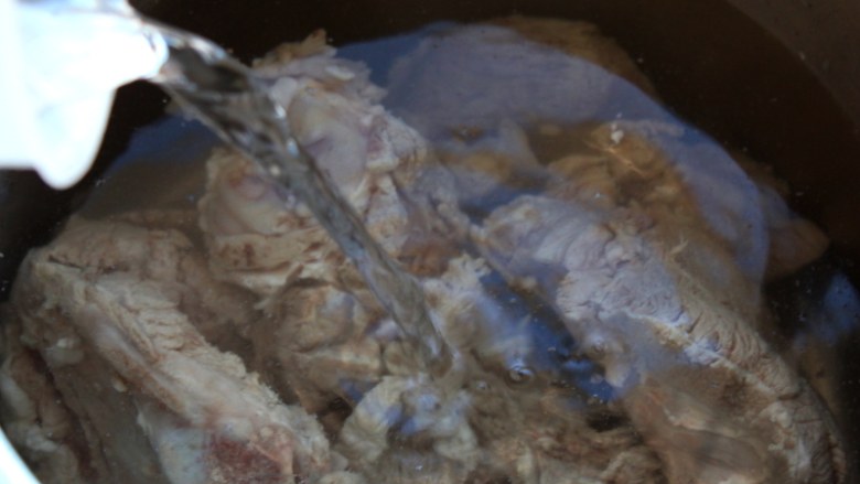羊肉泡馍,再将肉和骨放回锅里换上新水，约3升。

