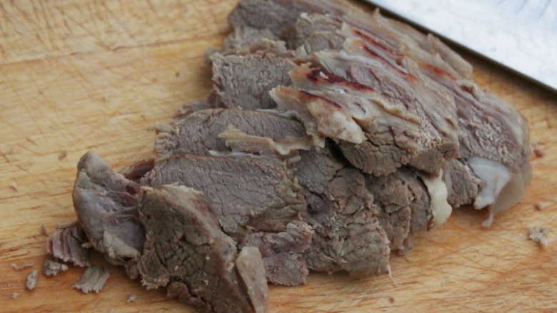 羊肉泡馍,煮好的羊肉切成厚片。

