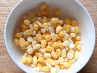 电饭煲+腊肠杂蔬焖饭,将玉米粒清洗干净备用。