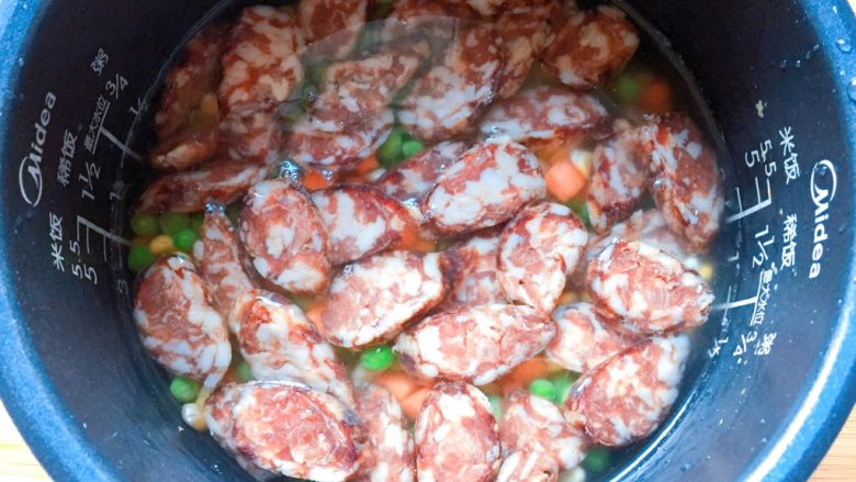 电饭煲+腊肠杂蔬焖饭,加入跟平时煮饭一样多的水。