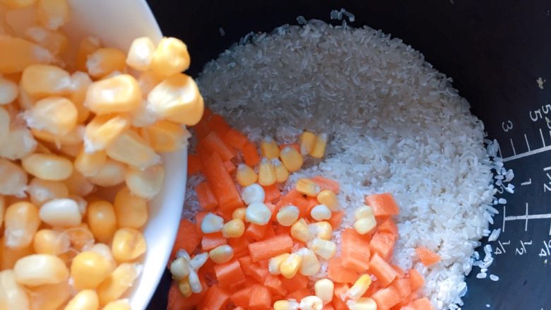 电饭煲+腊肠杂蔬焖饭,然后加入胡萝卜丁和玉米粒