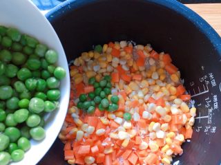 电饭煲+腊肠杂蔬焖饭,加入豌豆粒