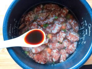 电饭煲+腊肠杂蔬焖饭,加入一汤勺生抽，搅拌均匀。