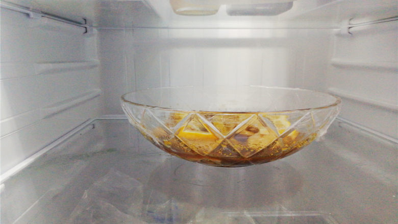柠香蜂蜜鸡翅,放入冰箱腌制48小时，期间把鸡翅翻动几次