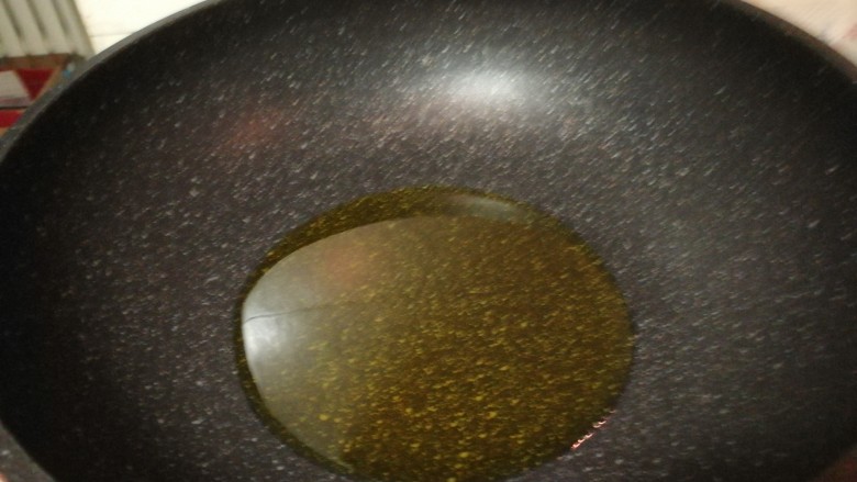 家常菜_什锦肉丝茄条,起油锅，油要多放点，是平时炒菜的两倍。