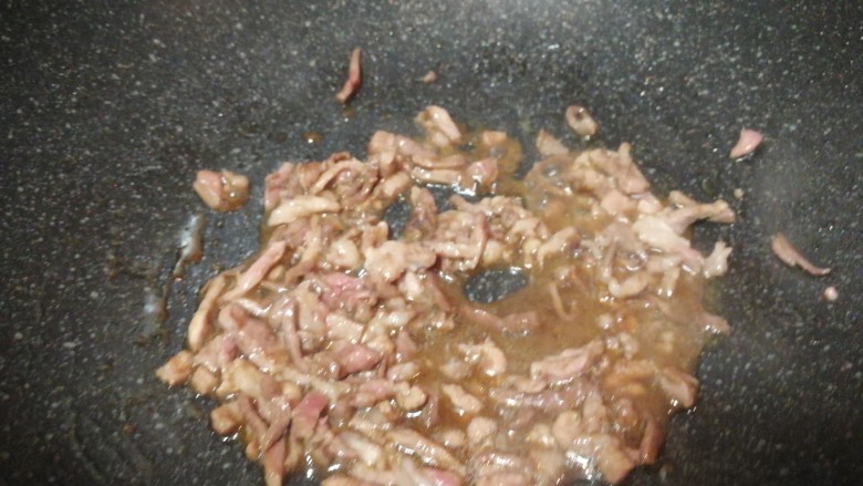 家常菜_什锦肉丝茄条,油热炒肉丝，加糖和花椒面翻炒。