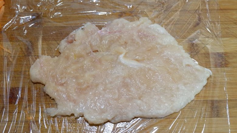 完美便当方程式「2」,鸡胸脯洗净，撕去筋膜，用肉锤将组织敲散，两面均匀的抹上盐腌制15分钟。