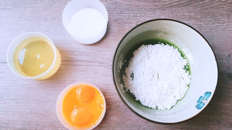 治愈系的菠菜戚风蛋糕,筛入低筋面粉，手动打蛋器划一字搅拌到没有干粉