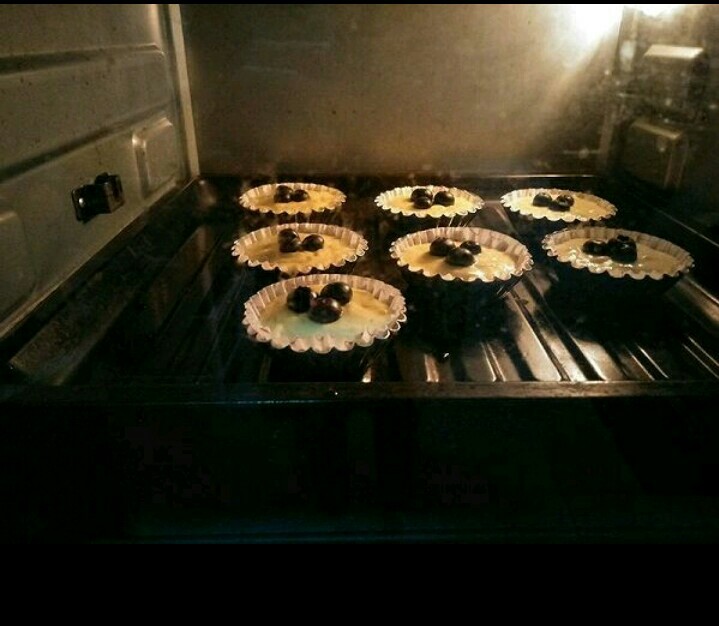 百变水果+蓝莓玛芬蛋糕,放入预热好的150度烤箱烤三十分钟。烤箱温度根据自家的调节。