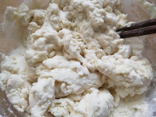 春饼,七十度左右的水，冲入面粉中边倒水边转动面粉，搅拌至面粉成雪花状
