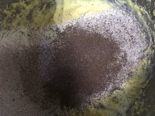重巧克力麻薯软曲奇,筛入低筋面粉跟可可粉