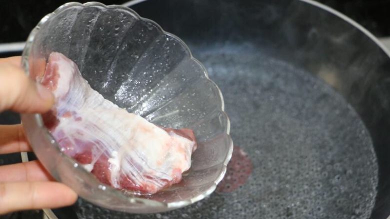 菜干咸瘦肉粥,展肉腌制好后烧一锅开水，把展肉放入煮至无血水