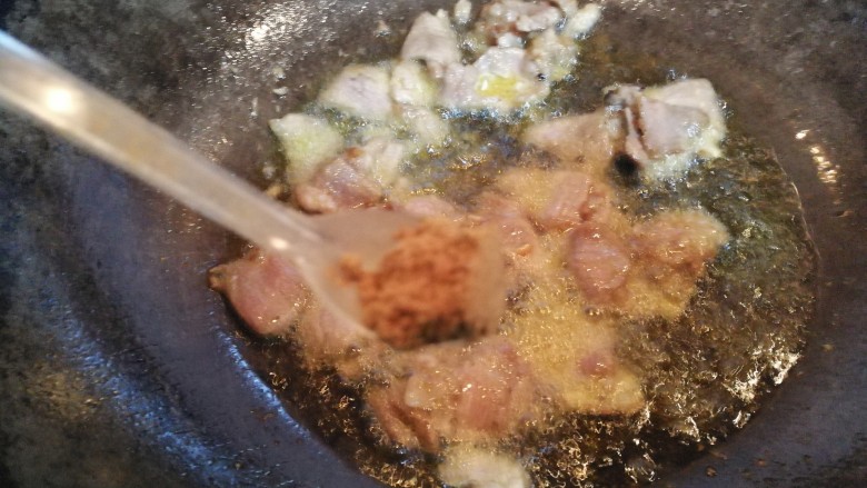 青椒元葱炒肉片,肉片炒至微熟放入1小勺13香。