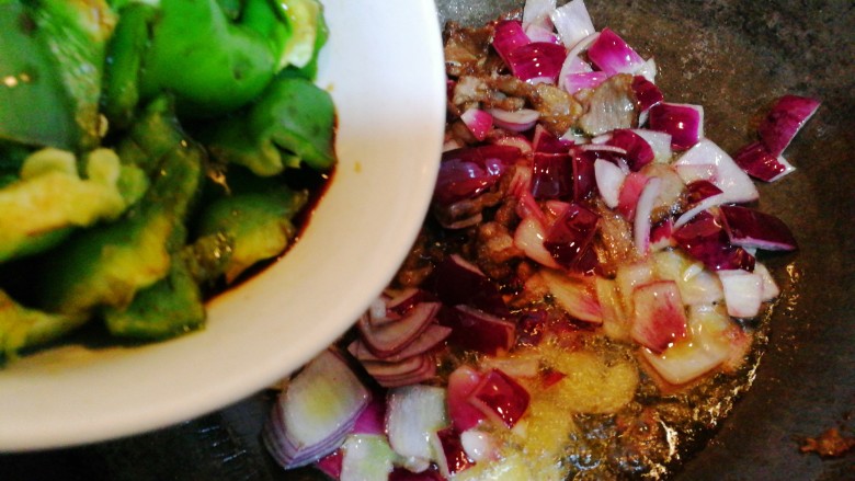 青椒元葱炒肉片,接着放入腌制一会儿的大青椒块。
