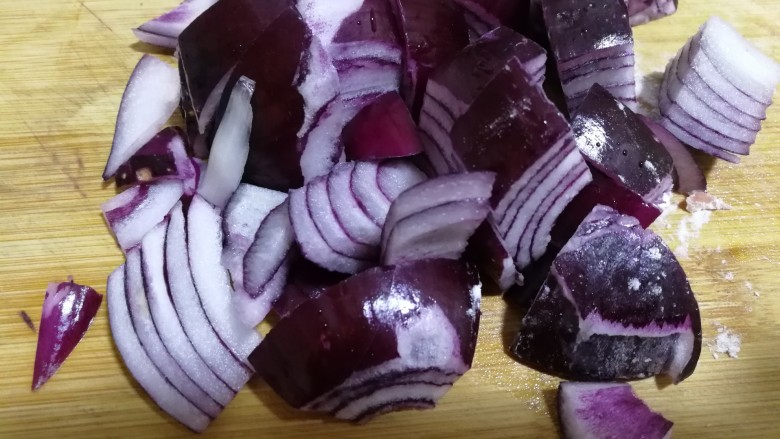 青椒元葱炒肉片,紫皮圆葱去表皮切块儿，