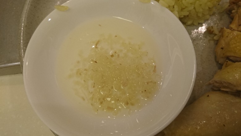 电饭煲+海南鸡饭,取小碟分裝姜鹽油