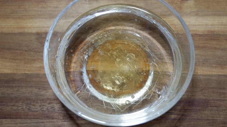 双层抹茶冻芝士,2片吉利丁片用冷水泡水