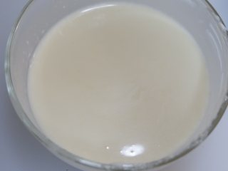 双层抹茶冻芝士,25g牛奶加热，放入一片泡软的吉利丁片搅拌均匀