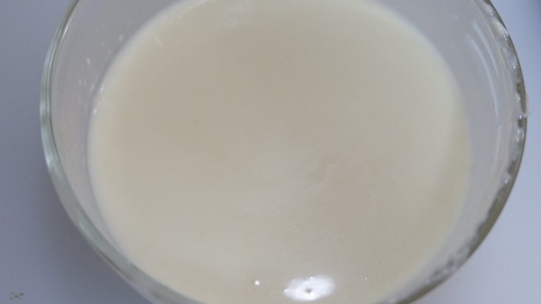 双层抹茶冻芝士,取60g软化好的奶油奶酪加入牛奶吉利丁液中搅拌均匀