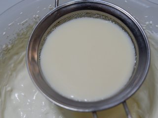 双层抹茶冻芝士,将混合好的奶酪糊过筛到淡奶油中，继续用电动打蛋器低速搅打均匀即可
