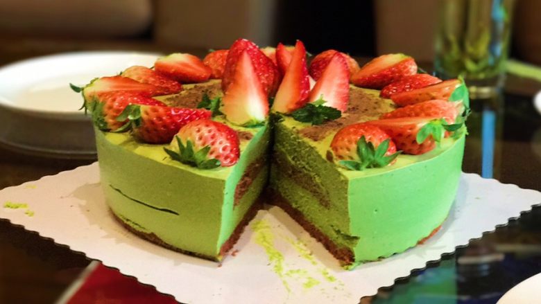 简单装饰草莓慕斯蛋糕,漂亮又美味
