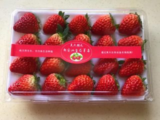 简单装饰草莓慕斯蛋糕,今天的草莓太新鲜了