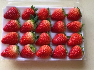 简单装饰草莓慕斯蛋糕,大小都一致