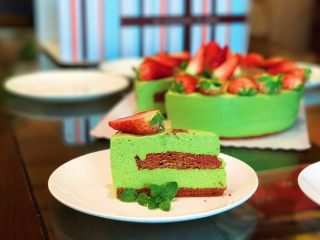 简单装饰草莓慕斯蛋糕,视觉和味觉的双重享受
